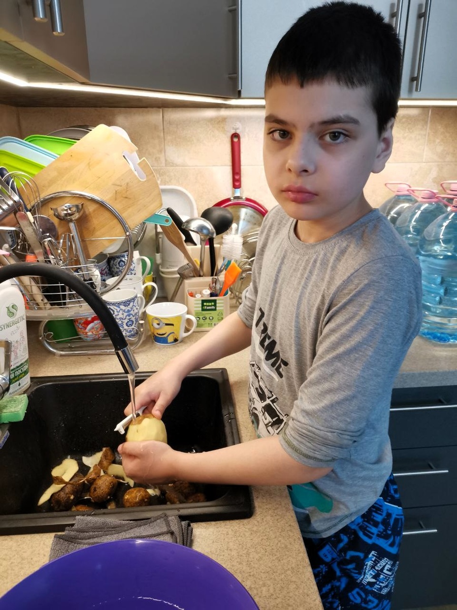 Учимся чистить картошку для окрошки 😊