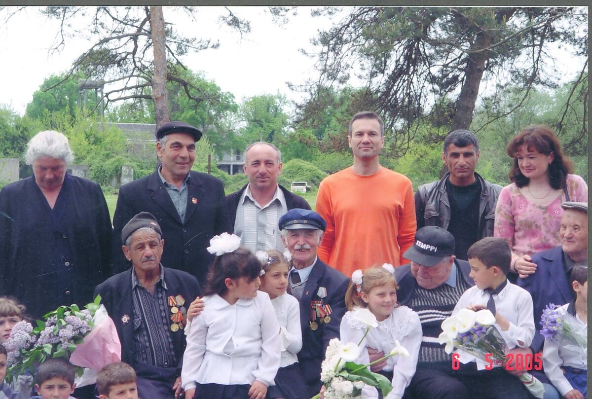 Эдуард Агумаа (в центре)