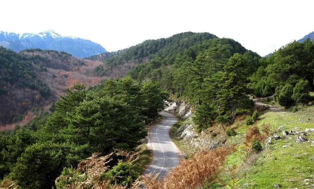 (Современная дорога через проход Фермопил)