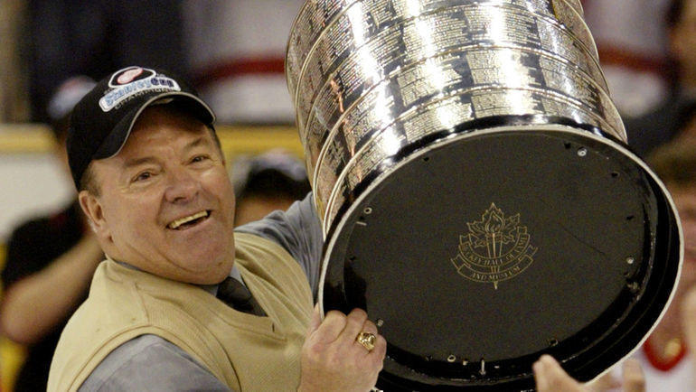 2002 год. Скотти Боумэн со своим рекордным девятым Кубком Стэнли в качестве тренера. Фото REUTERS