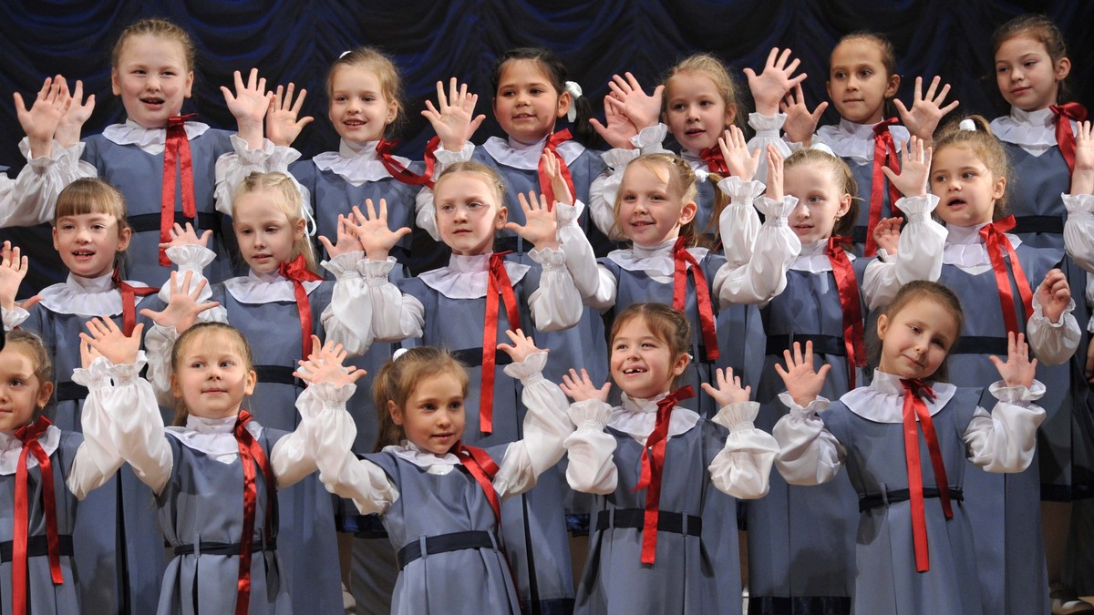 Костюмы изначально шьют на деньги родителей, но потом оставляют в школе