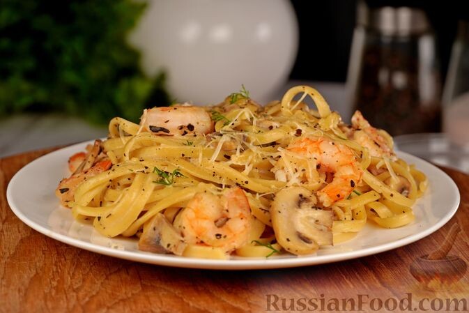 лапша, креветки, шампиньоны, сыр твёрдый, чеснок, сливки, горчица, базилик, розмарин, соль, перец чёрный молотый, масло сливочное