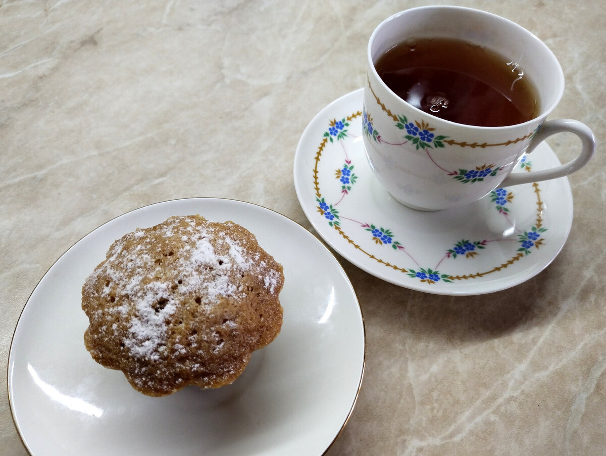 От моего подарка осталось только блюдце - чашку я разбила. А вот для меня Иненер позже купил у той же горгоны чайную пару с незабудками. И больше в тот магазин ни ногой! 🤣