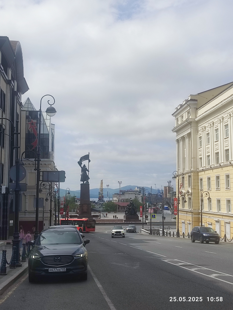 Вид на Светланскую со стороны Океанского проспекта. Фото автора.