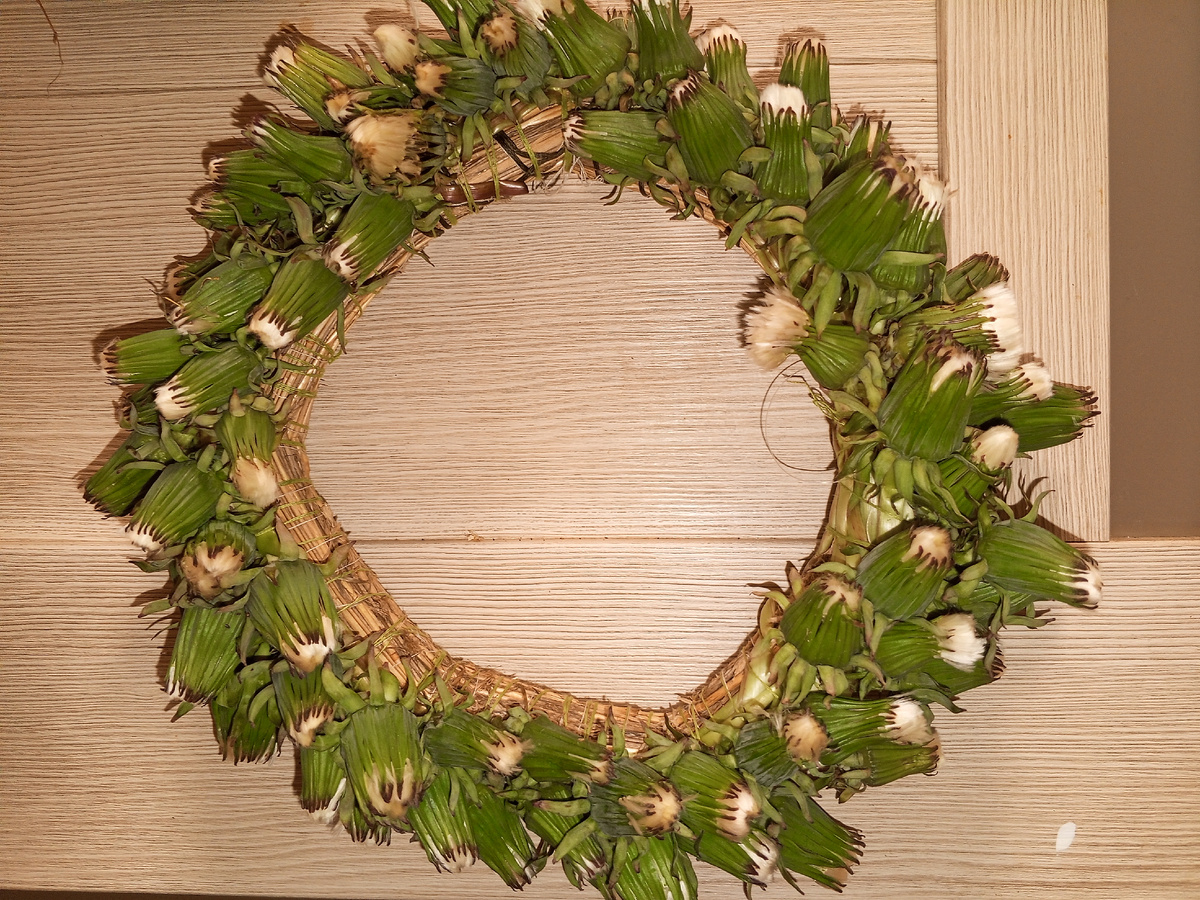 Одуванчики крепила к круглой сенной основе. Сейчас везде косят  траву, сделать такую основу не сложно - просто перемотать нитками сено...