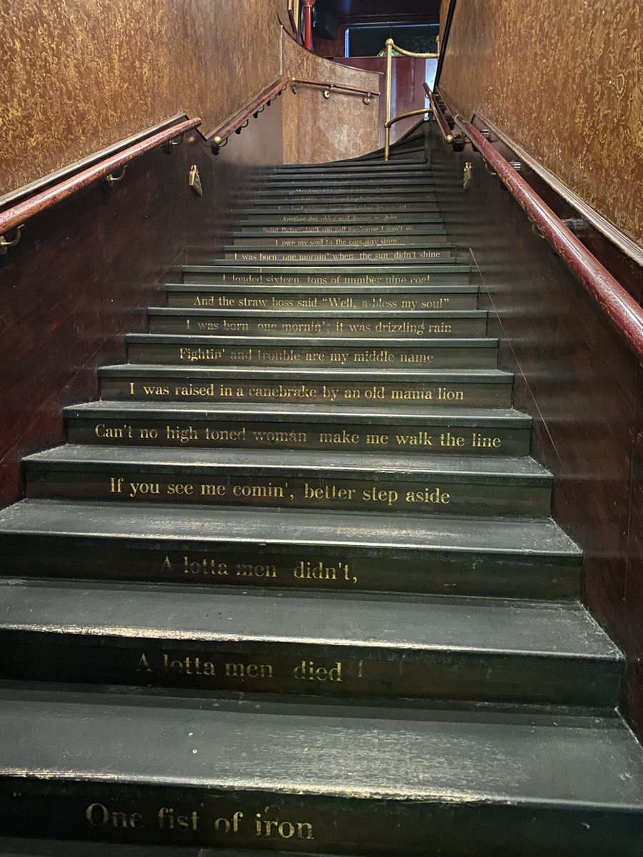 На ступеньках слова из песни Sixteen tons