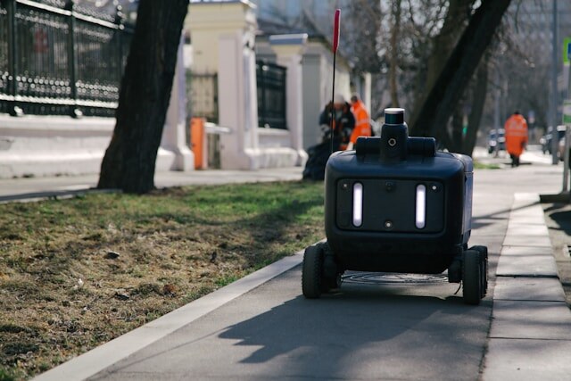 Робот-доставщик Яндекс на улице Москвы. Фото Unsplash
