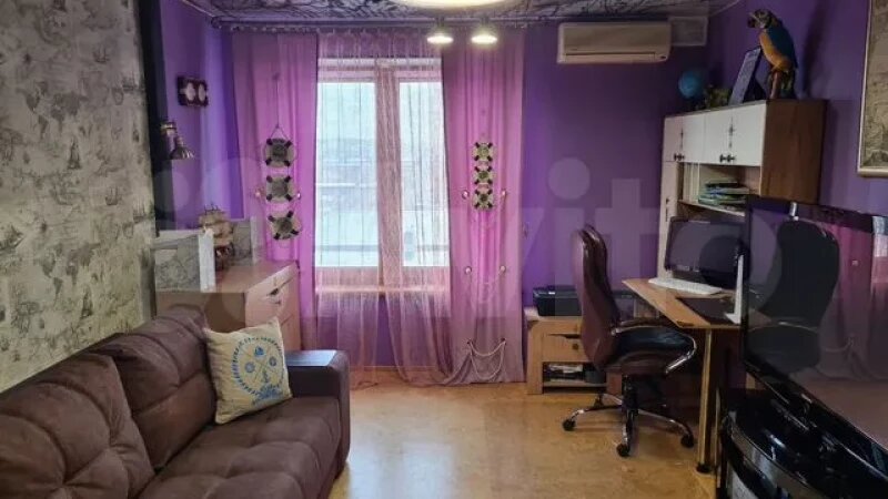     Двушку в сиреневой комнатой с морской тематикой продают в Барнауле за 11,1 млн рублей. «Авито»