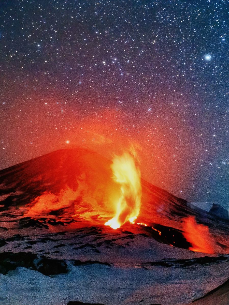 Вулканы спят, но иногда просыпаются и живут своей короткой, но мощной, горячей и яркой жизнью.