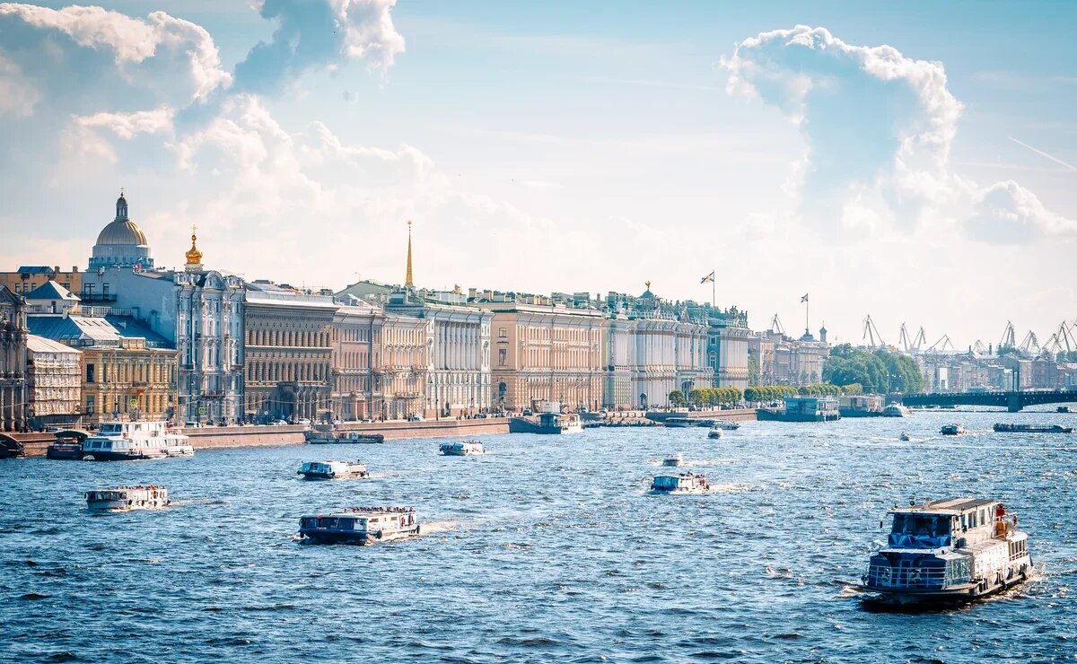    ​​​​​​​Санкт-Петербург с воды: от экскурсионной классики до портовых круизов и прогулок на сапах