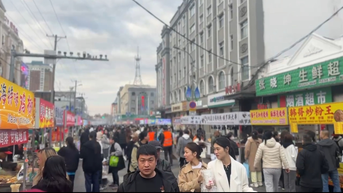 Рынок еды только открывается, а уже сколько людей