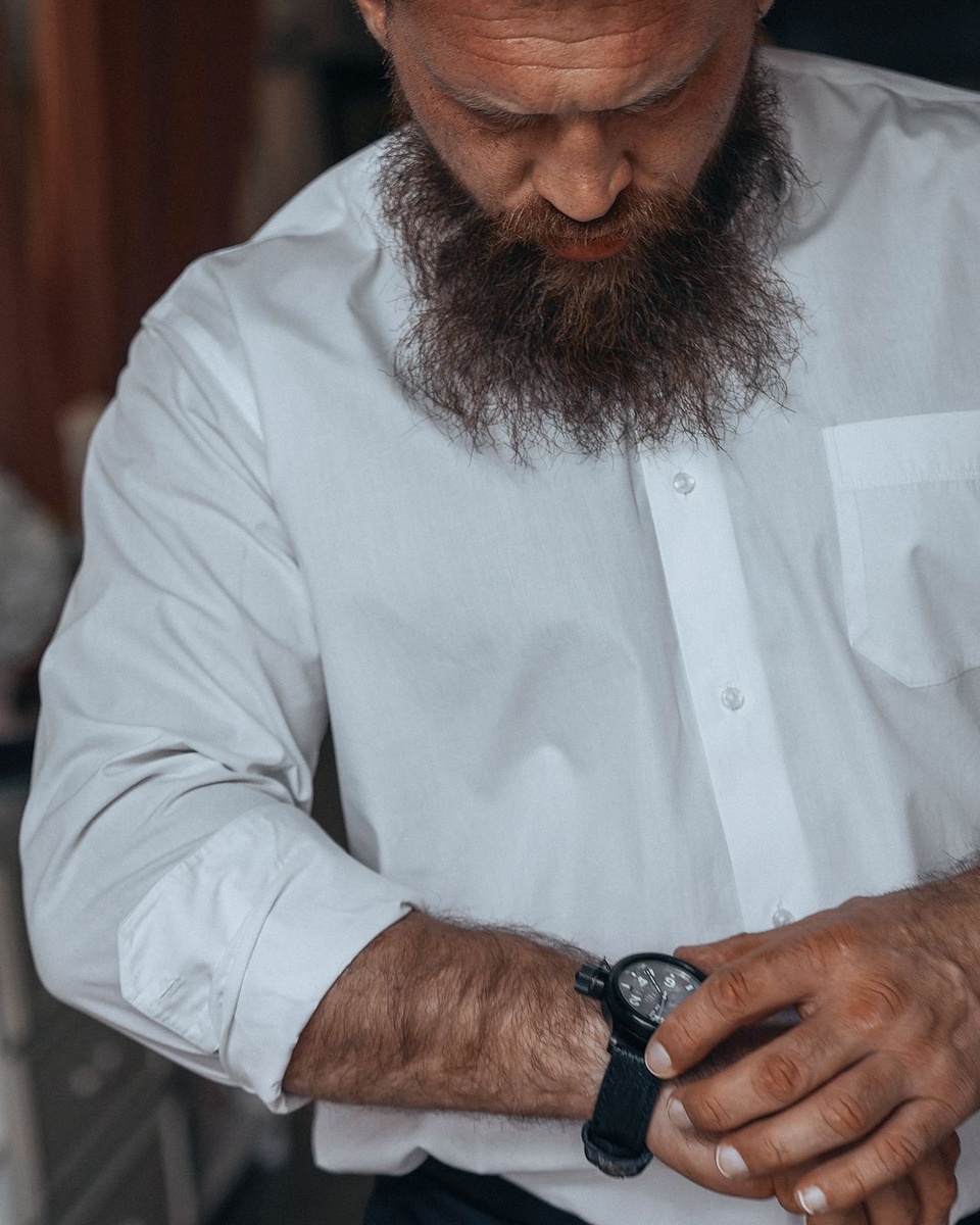 Часы из черного титана диаметром 53 мм. Дмитрий Кудряшов носит часы на правой руке