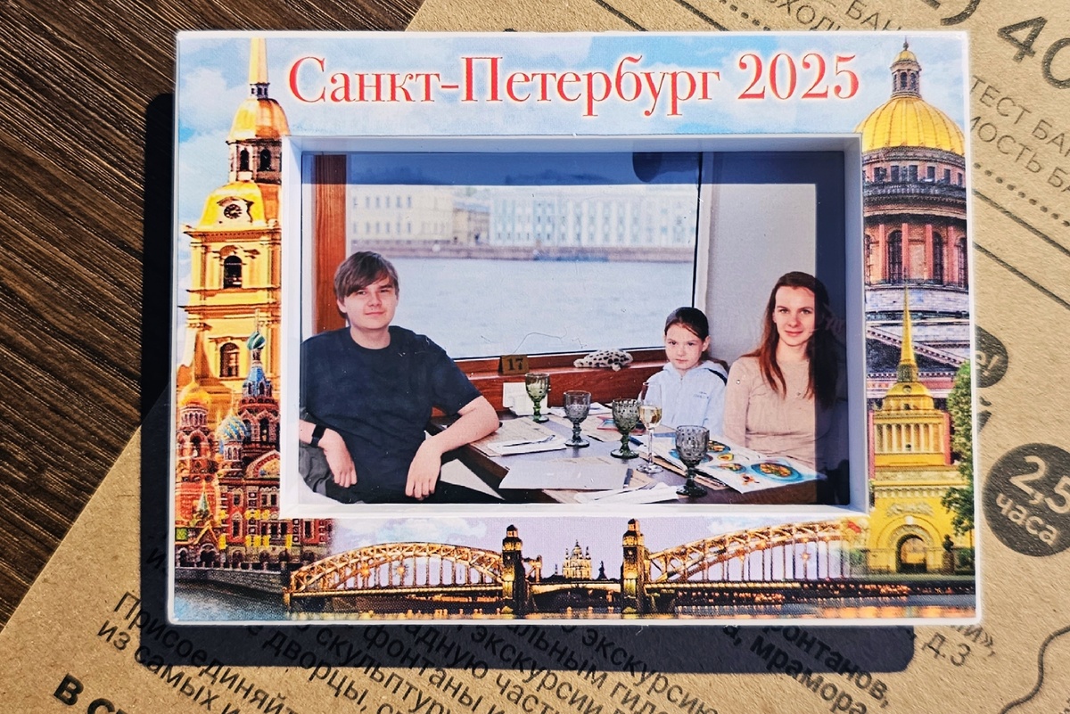 Широко гулять мы уезжаем в другие города. Иногда детей вывозит школа всем классом то в соседнюю Тверь с ночевкой, то в загородные комплексы на недельку-другую, то в какие-то иные поездки, но это уже на один день