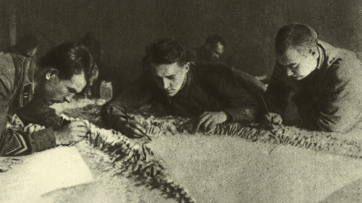 За изготовлением рельефной карты Кавказа в топографическом отряде Ленинградского фронта. Из книги «Военно-географический альбом 1941 - 1945». Фото: https://geoportal.rgo.ru
