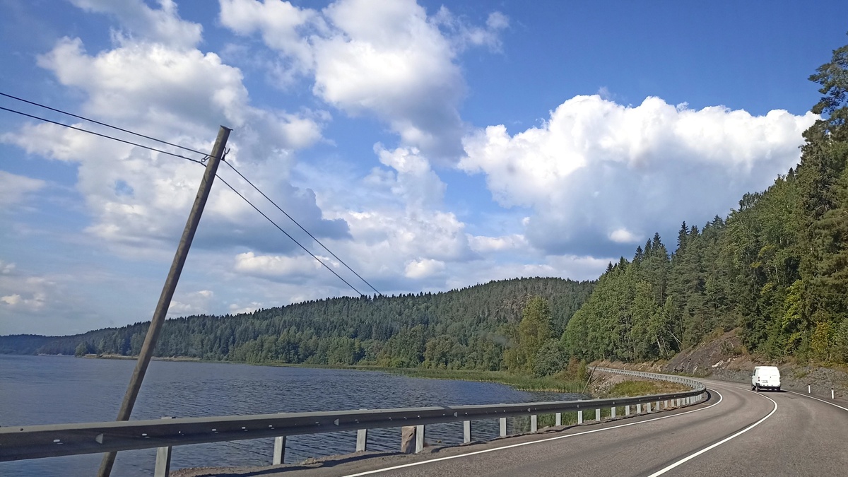 Дорога вдоль Ладожского озера
