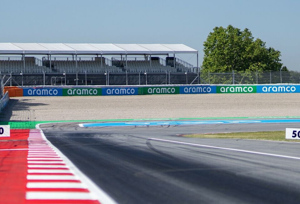    Трансляция третьей тренировки Гран При Испании Формулы 1Страница трассы Барселона-Каталония в соцсетях