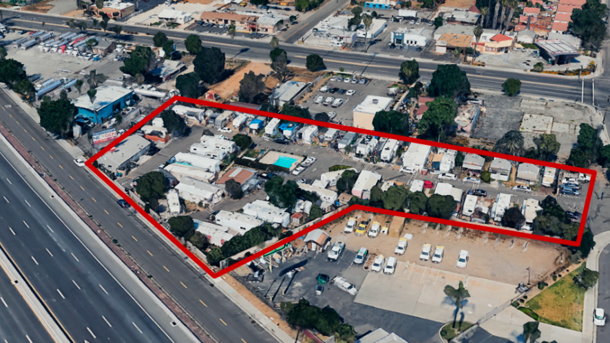 Вот снимок со спутника, выделил территорию парка, насчитал несколько десятков трейлеров. Таких парков по городу (Лос-Анджелес) полно.