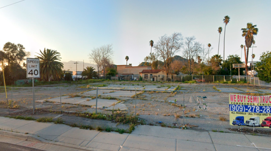 Просто пустырь, странно такое видеть в городе с самыми высокими ценами на недвижимость. 