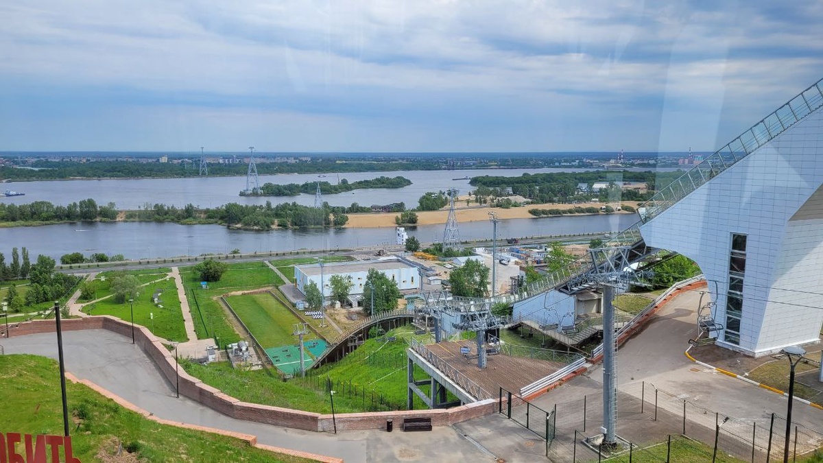 На переднем плане можно разглядеть подъемник, далее - опоры канатной дороги