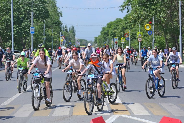    В Оренбурге День велосипедиста отметили массовой гонкой Антон Пичурин