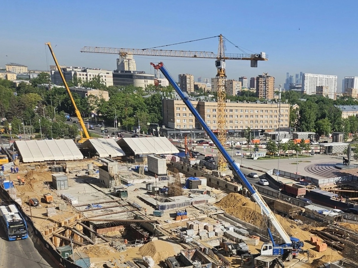 📷 1.1: Пересадочный вестибюль. В западном торце площадки практически полностью смонтирован временный навес над зоной проведения работ по строительству пересадки (для защиты от осадков на период демонтажа верхнего перекрытия станции Калужско-Рижской линии). Ведется вязка арматуры ещё одного вентиляционного киоска станции.