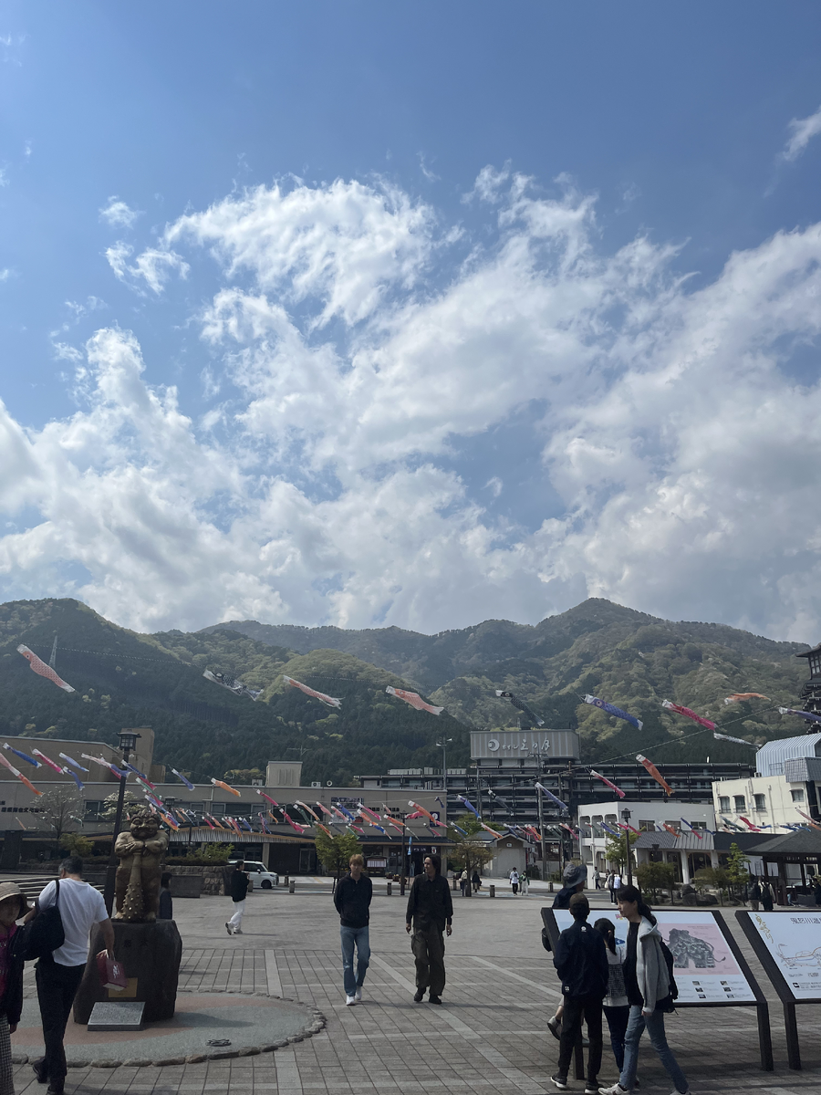 Площадь рядом со станцией Кинугава Онсен