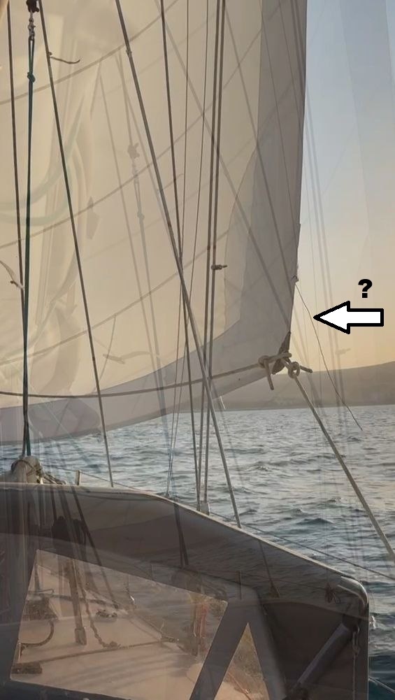 Рис. 2  К сожалению фото иллюстрация не может передать всего: тепла летнего вечера , шелест волн , трепетание ленточки -колдунчика на ванте , и ....трепет переднего паруса - стакселя от его нижнего ближнего к зрителю шкотового угла по задней кромке - его задней шкаторине опять же ближней к зрителю - от угла вверх. А что там за тоненькая веревочка болтается на которую указывают стрелка и знак вопроса?