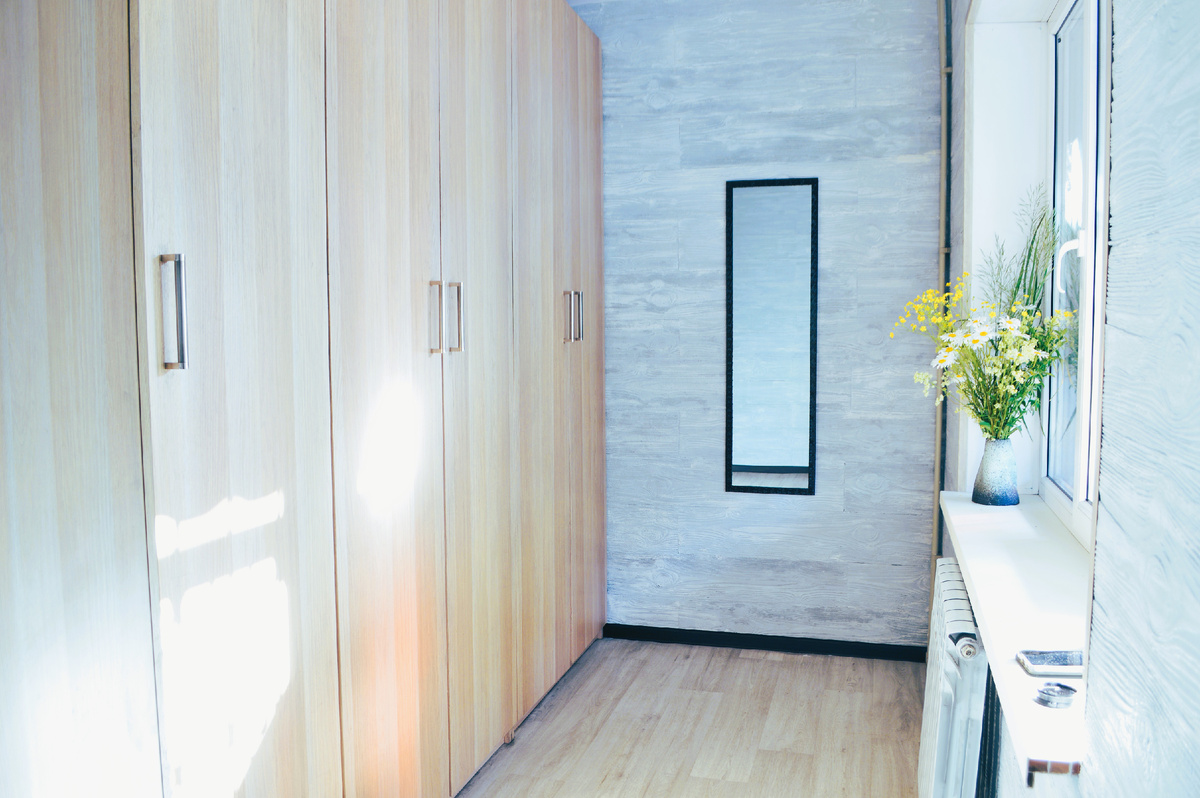 Отделка коридора частного дома гибкой доской