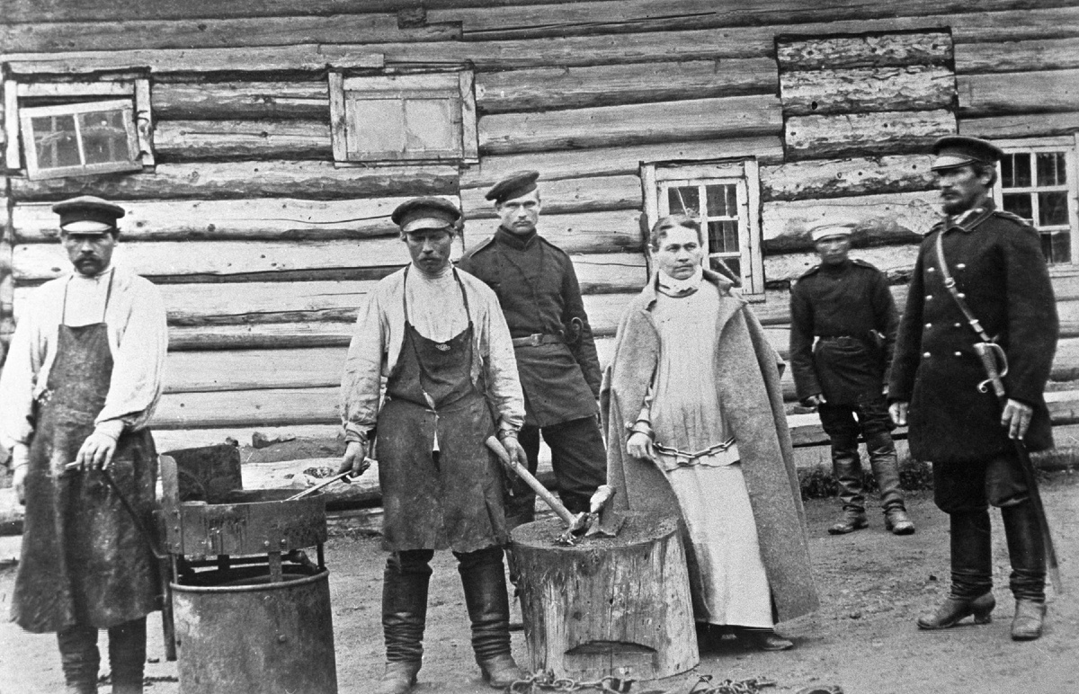 Заковка в кандалы Софьи Блювштейн после 2 попыток побега. 1890 год. Из коллекции А. Чехова (источник: РИА Новости).