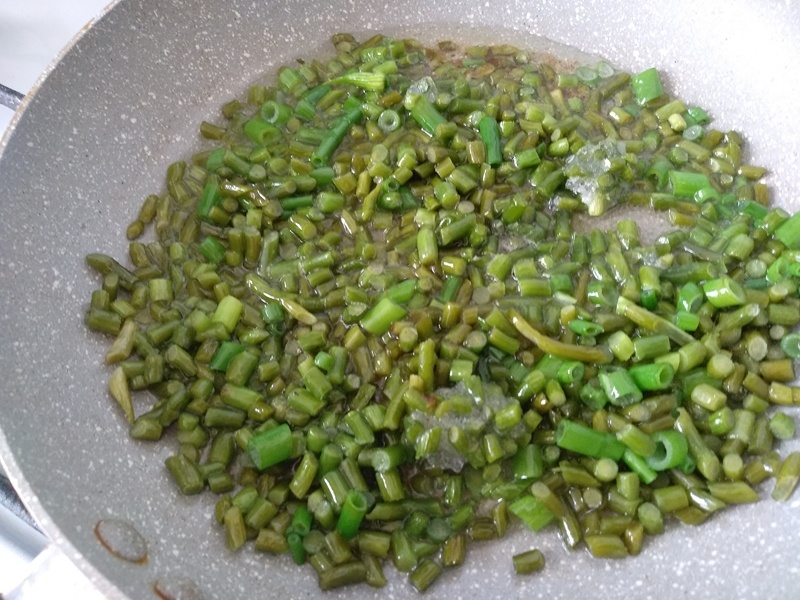 Стрелки чеснока и лука на сковороде