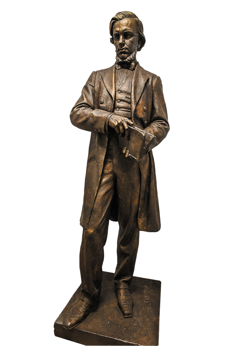 Скульптура "Николай Добролюбов". Автор — Х.Б. Геворкян. Середина XX века