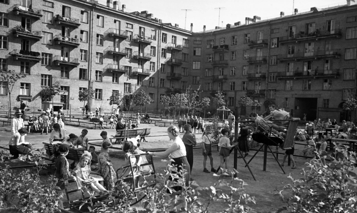 Советский двор в Москве