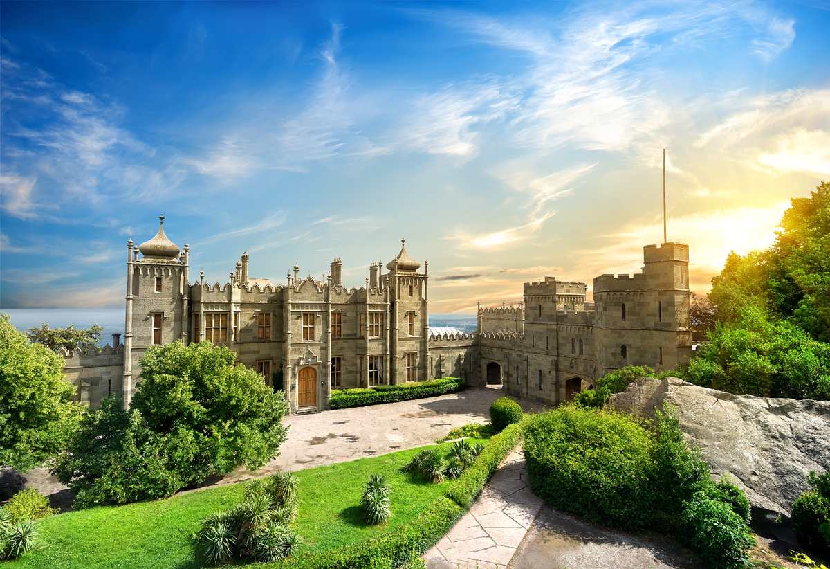 Английская готика и восточные мотивы — узнаваемый силуэт дворца в Алупке
Источник фото: www.shutterstock.com