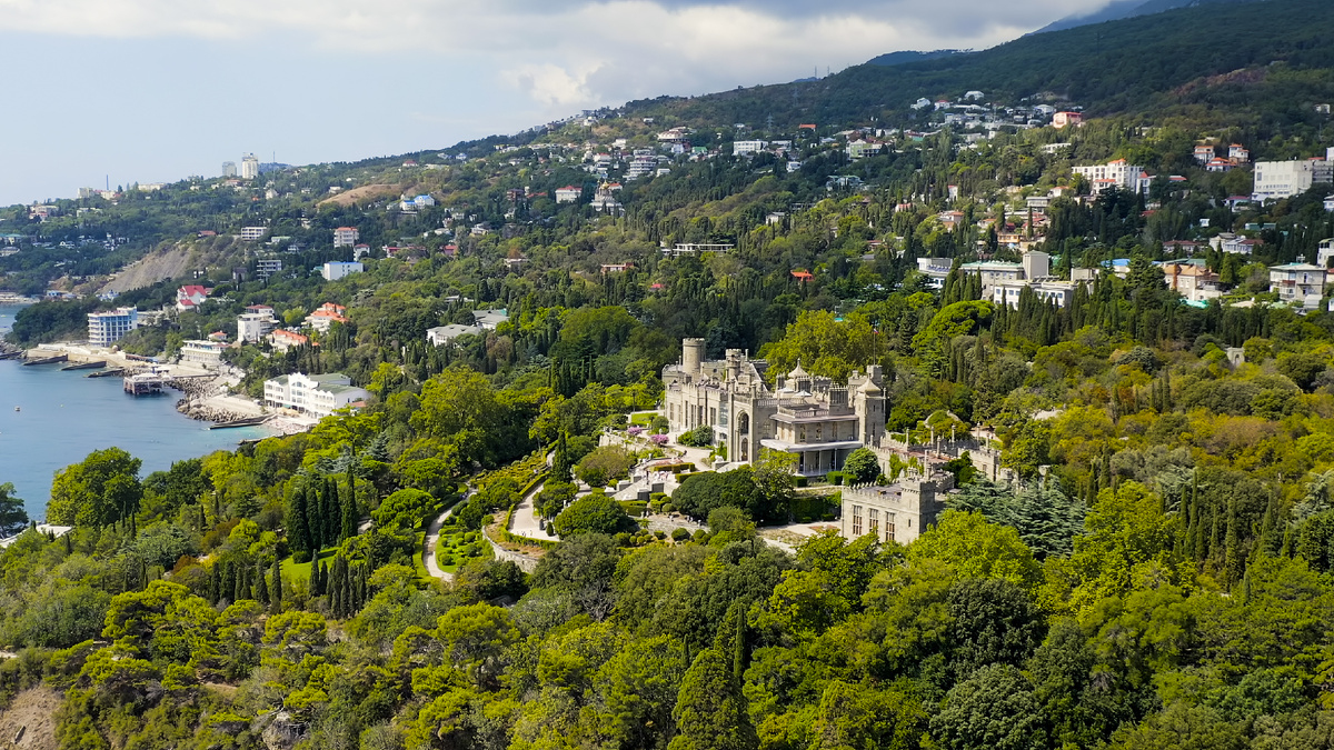 Расположение дворца создает атмосферу — сочетание горной свежести и морского бриза Источник фото: www.shutterstock.com