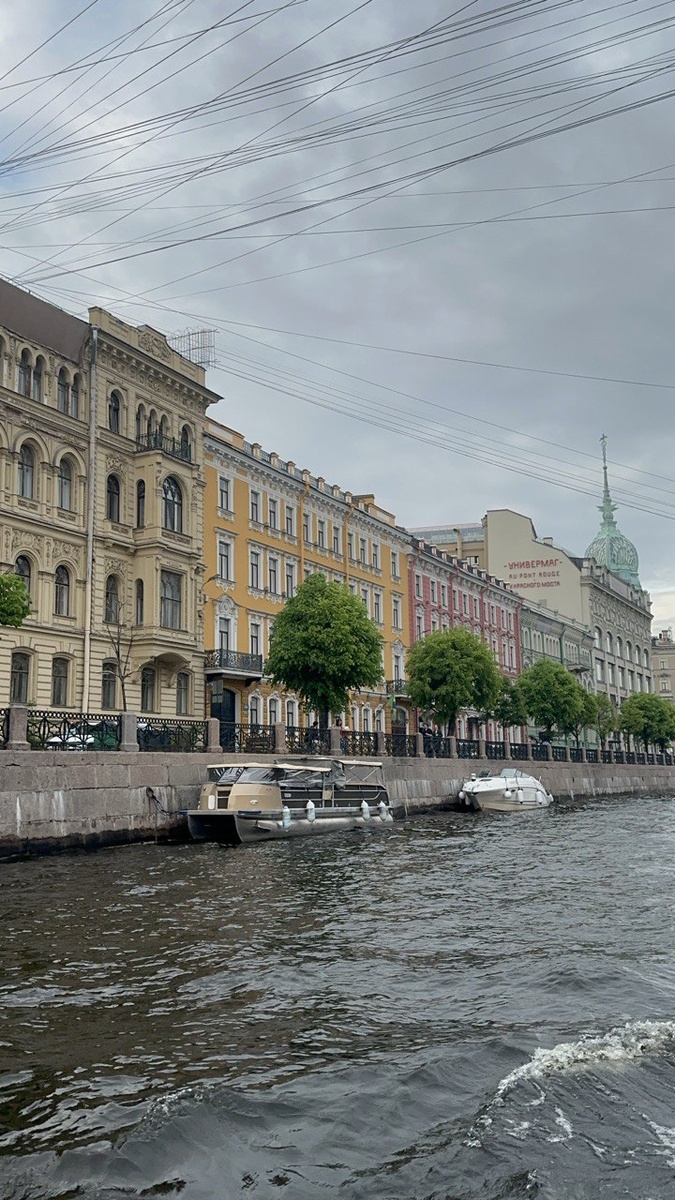 Лайфхак: вчера открыла сезон речной навигации. Часовая прогулка - 350 рублей с человека. Обплыли практически весь город, морально встретили лето. Билетики с открытой датой брала на Горбилете (нет, не реклама). Можно также взять напрямую на сайтах теплоходов, тоже все недорого и кайфово. 