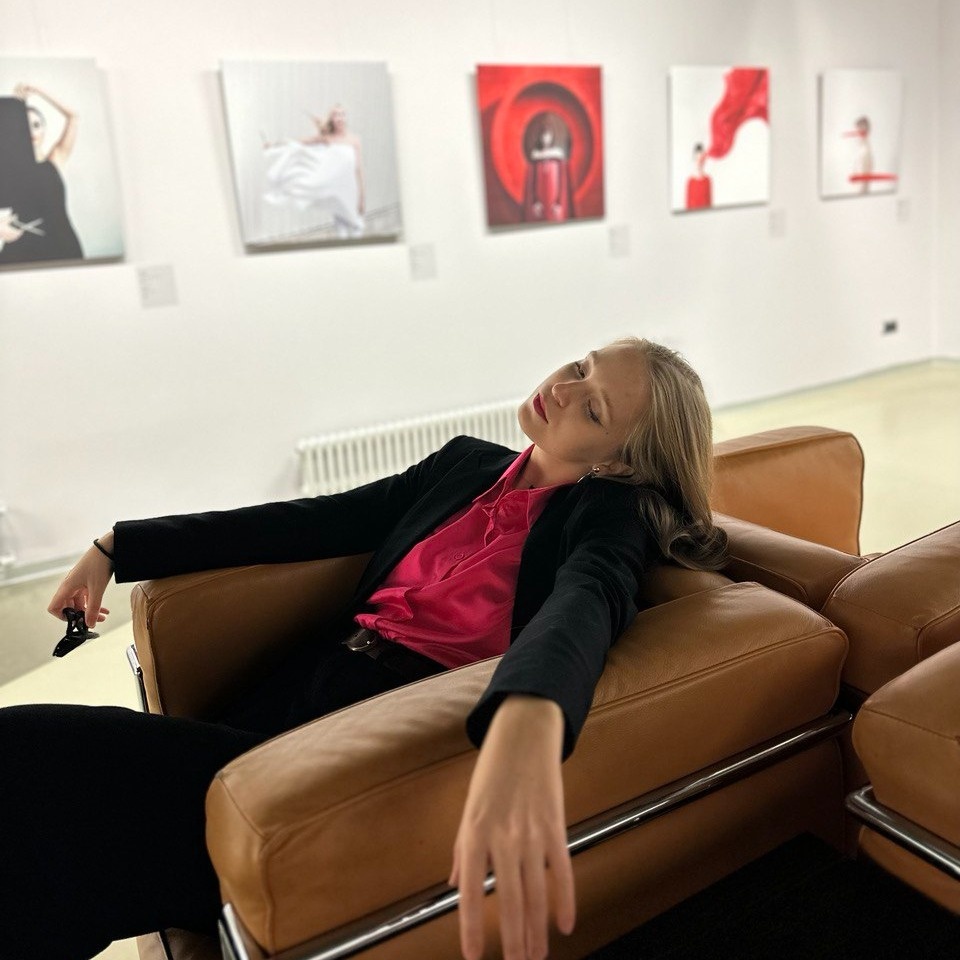 Ваша блонда-автор Екатерина. Чуть уставшая: то ли от работы, то ли от музея Эрарта, то ли от разборок в комментариях. А может, от совмещения работы и хобби (блога) без выходных. А возможно и вовсе - от количества идей статей, одновременно умещающихся в голове. 