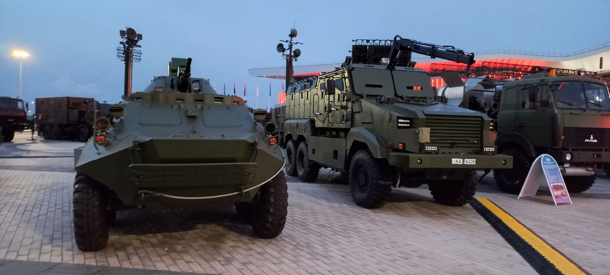 Военная спецтехника на выставочной экскурсии