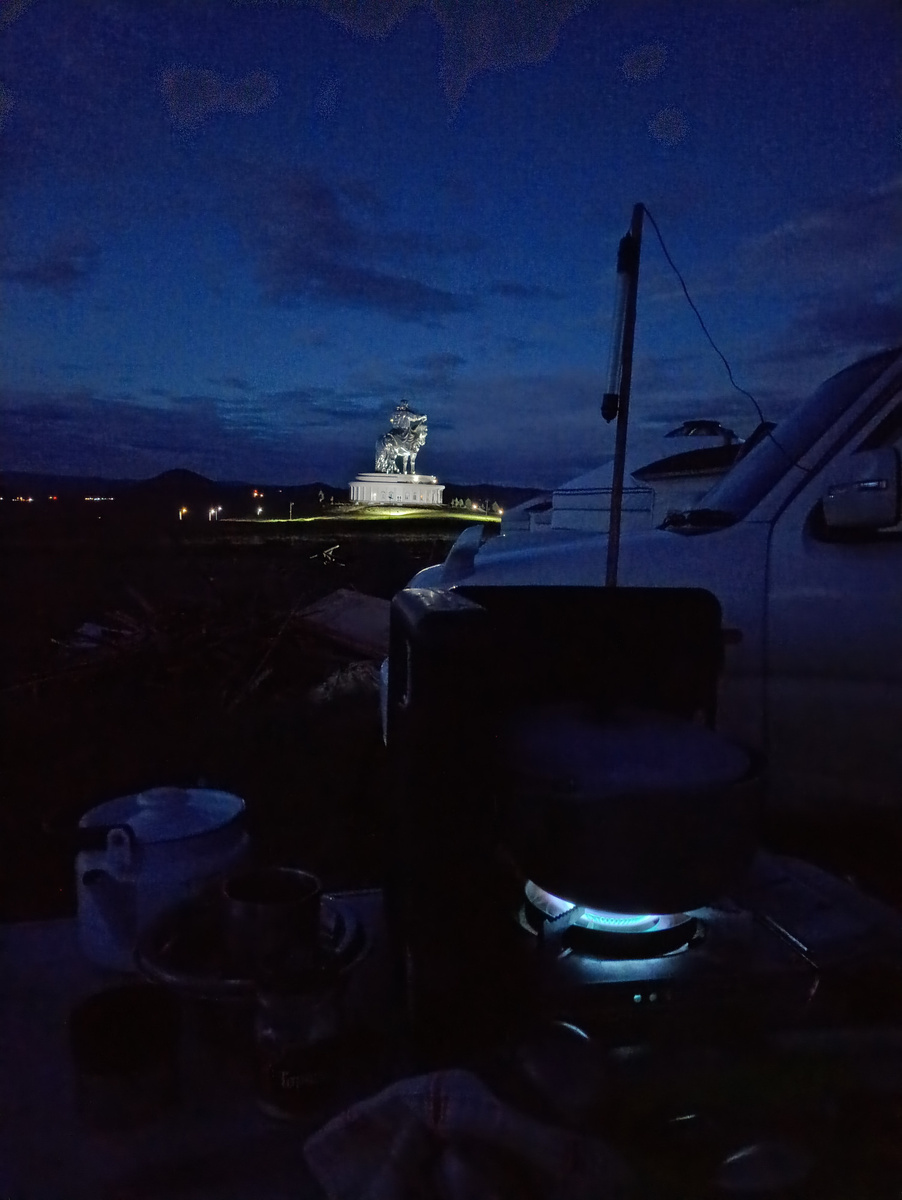 У мемориала Чингисхану