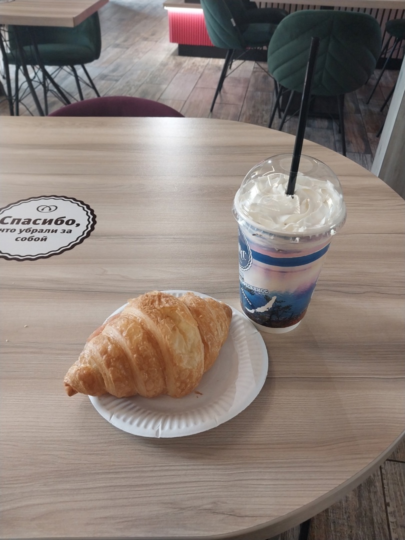 круассан с лососем и сырный раф со сливками - нет, я не часто так с ума схожу и буржуйствую...