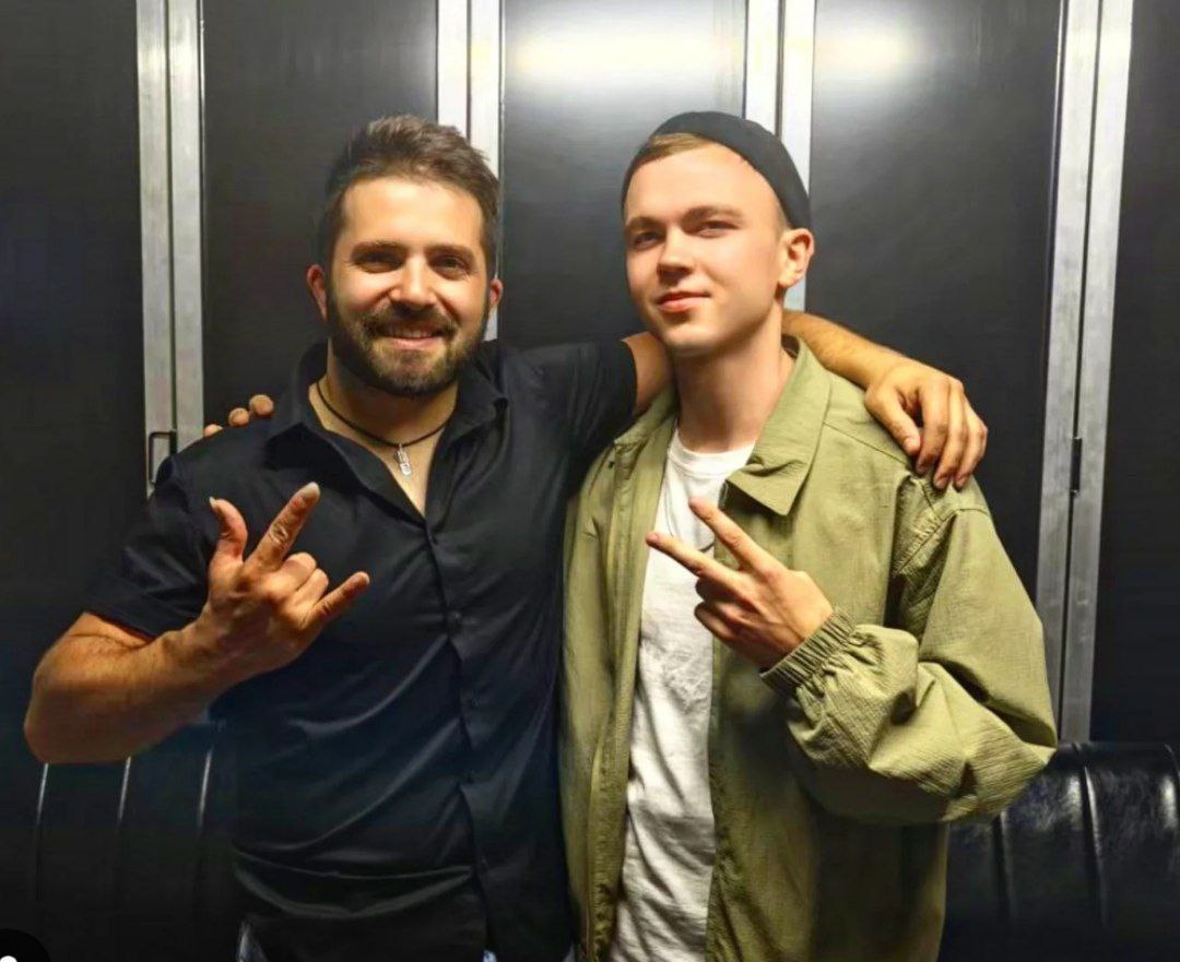 Захар от бури эмоций стоит с таким выражением лица