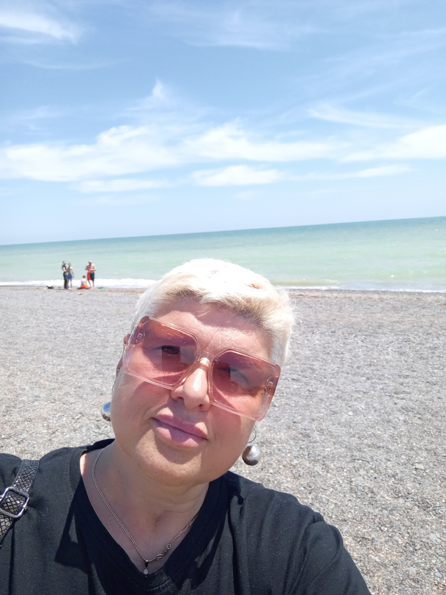 Море сегодня - красивое. А пляж здесь - песчано- галечный.