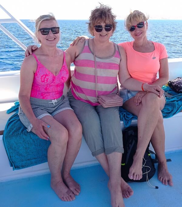 Авторы канала "Женщина после 50" (58, 68, 63 г.г.) на прогулке по Красному морю. На яхте туристы находятся без обуви