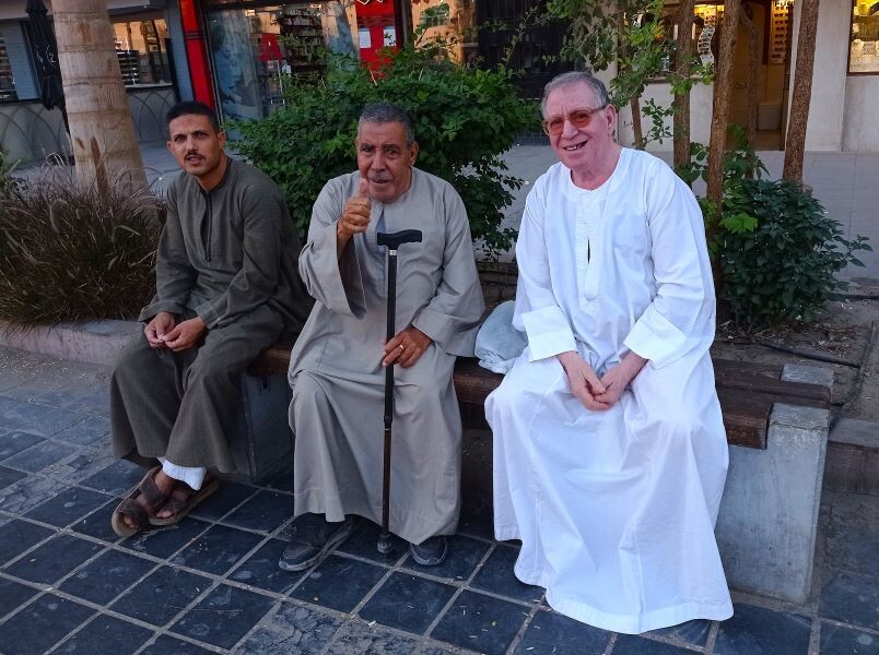 Местные пенсионеры. Фото: Женщина после 50