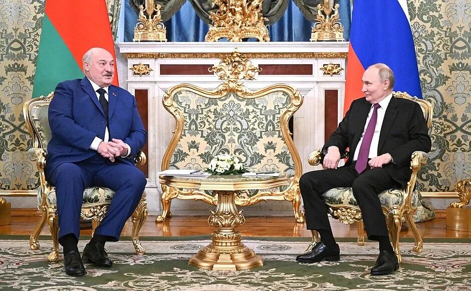 Александр Лукашенко поручил вырастить достаточно картофеля и для Белоруссии, и для России // Фото: Кремль