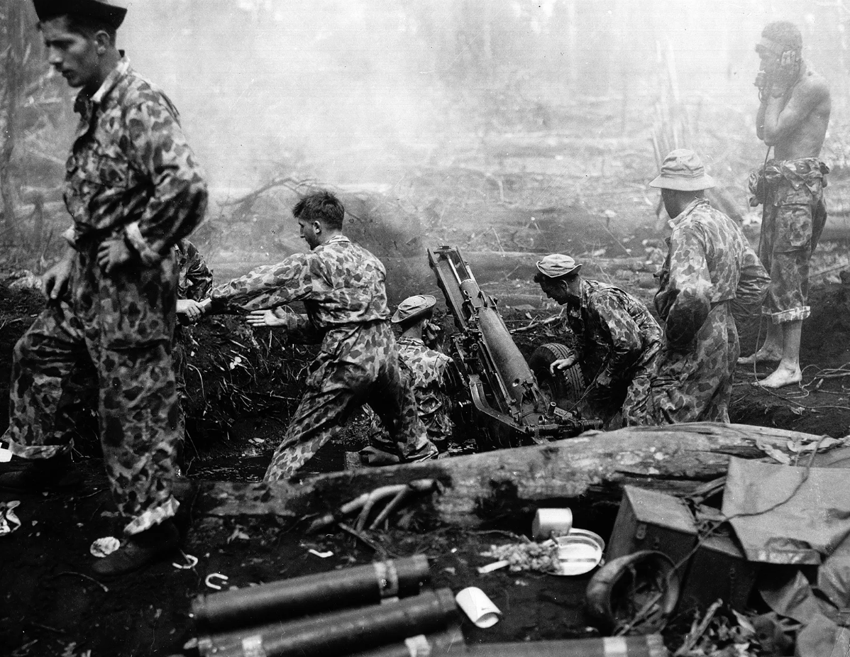 Американские морские пехотинцы обстреливают японские позиции на мысе Глостер, остров Новая Британия, Новая Гвинея, во время Второй мировой войны.