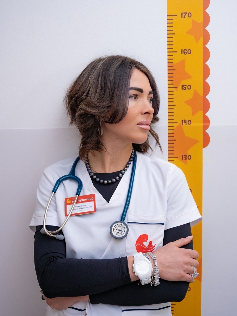 К.м.н, заслуженный врач и педиатр Анастасия Горяинова (на фото). Ведущий специалист педиатр по гастроинтерелогии детей с редкими заболеванем «Муковисцидоз»