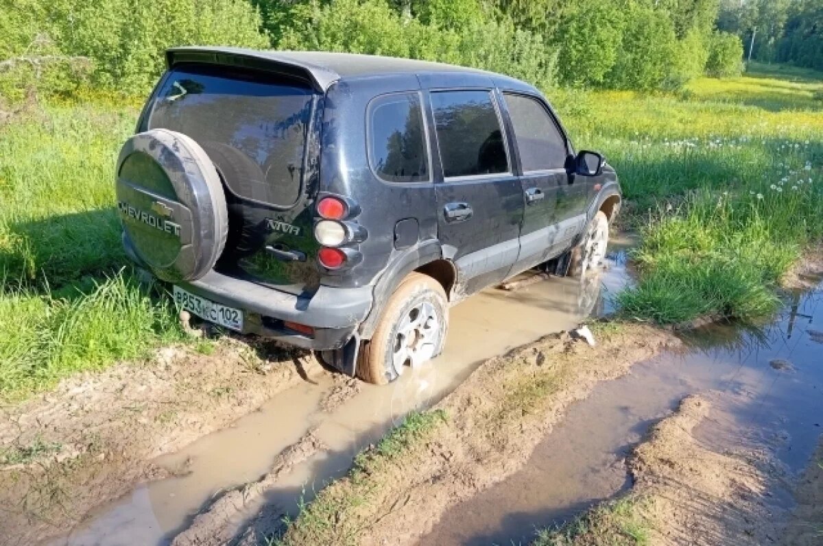    Спасатели эвакуировали молодую пару, застрявшую на бездорожье в Башкирии