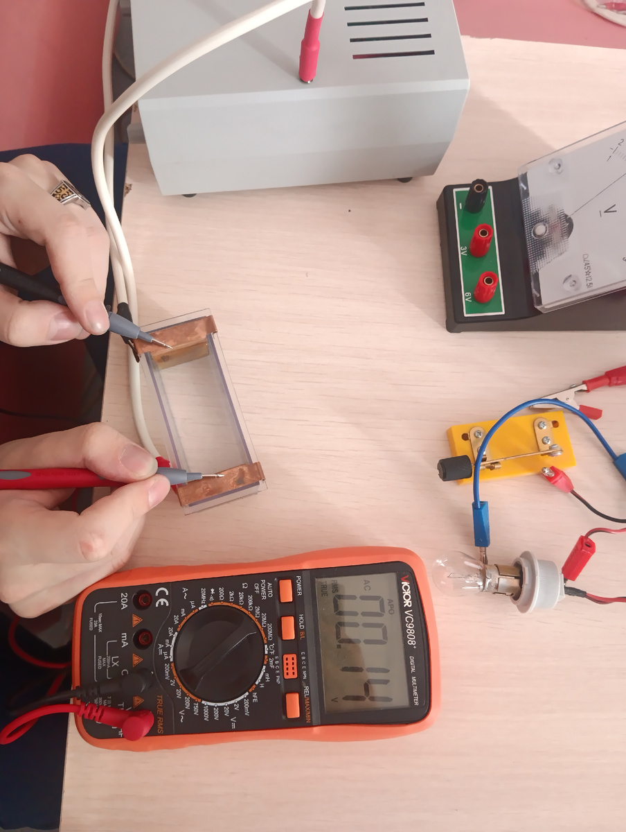 Значение напряжения на мультиметре, замеряющего ток на медных пластинах — 0,14 В.