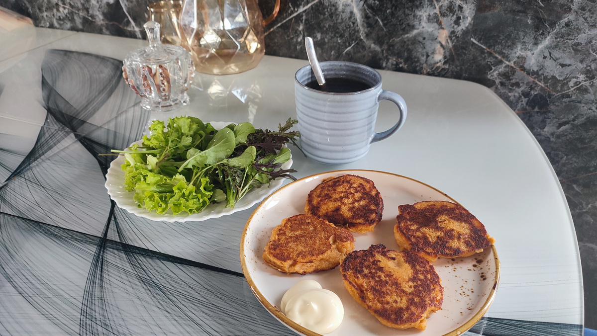 Нутовые котлеты с майонезом, зелень, кофе