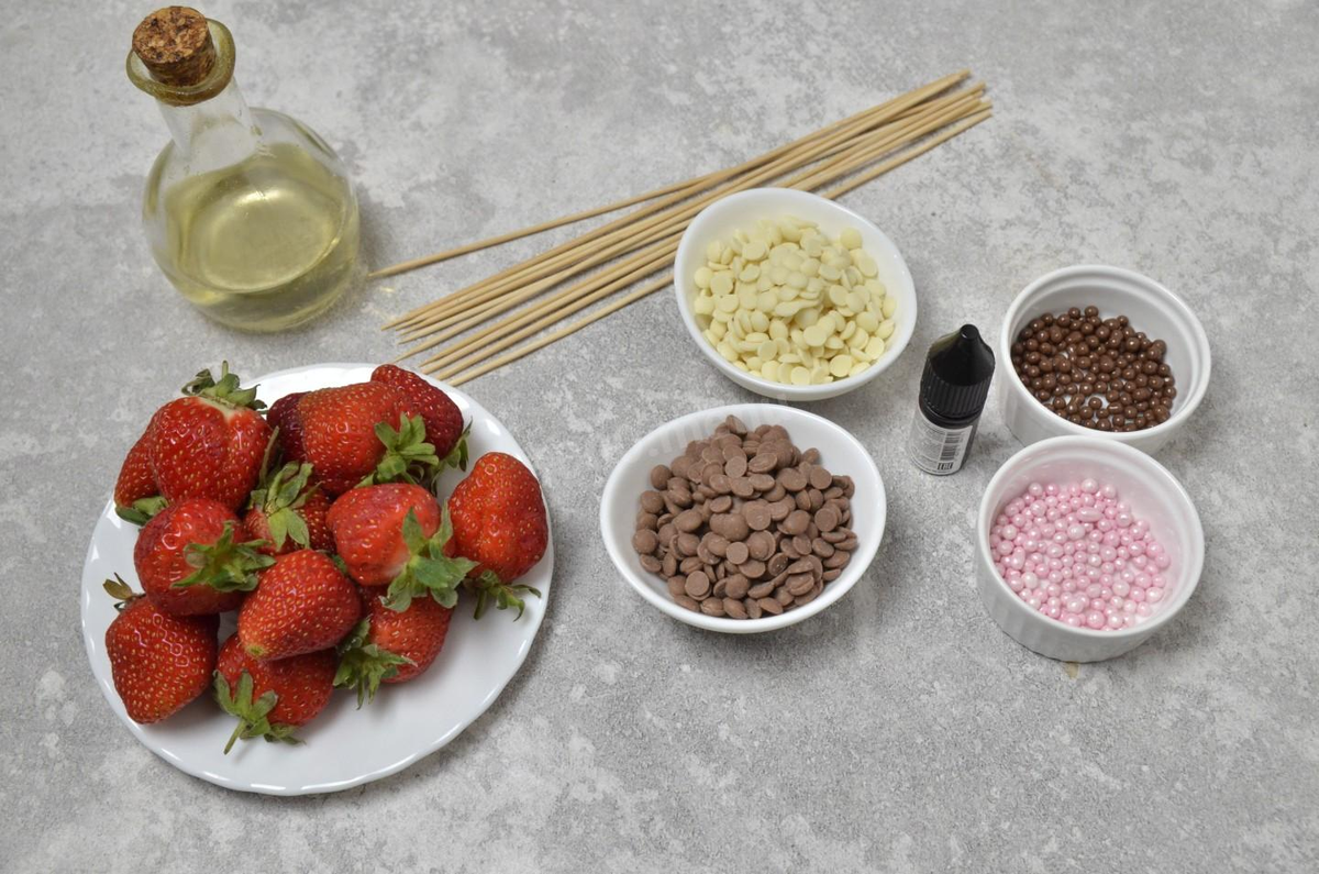 Как сделать букет из клубники в шоколаде? Подготовьте продукты. Клубнику выбирайте одного размера, по возможности конусообразную. Ягоды должны быть крепкими, без признаков порчи. Шоколад возьмите качественный, натуральный. Можно в каллетах, можно в плитках. Его количество дано в большем объеме — это нужно для удобства при глазурировании. Посыпки использовать не обязательно. Масло берите рафинированное, без запаха.